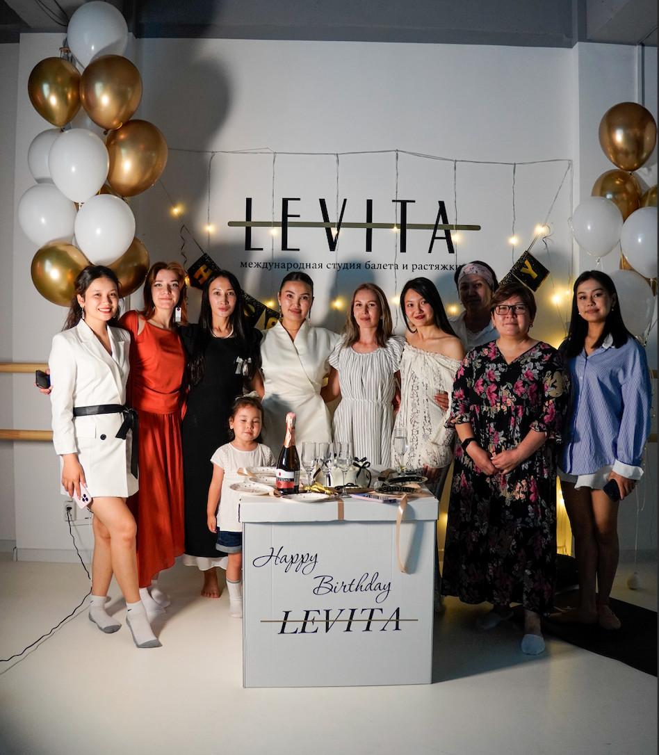 Партнёры и клиентки студии LEVITA в Бишкеке на праздновании дня рождения сети